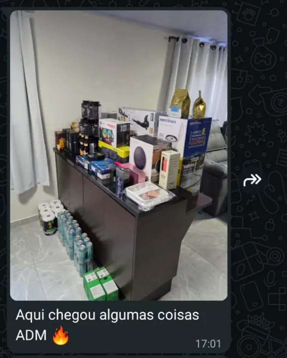 Diversos produtos recebidos por um membro do grupo